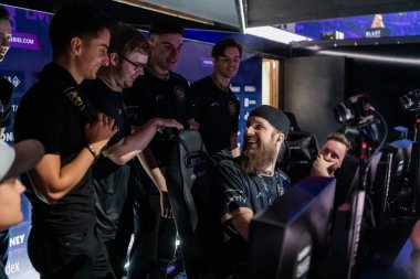 Moskova, Rusya - 14 Eylül 2019: esports Counter-Strike: Global Offensive etkinliği. Pijama efsanesi oyuncu Patrik f0rest Lindberg içinde bir sahnede takım Ninjas ile Oyuncular standı.