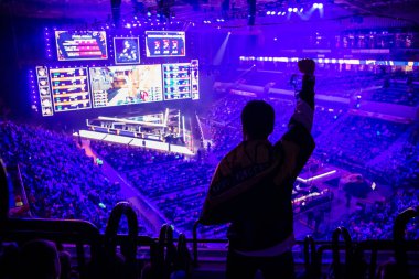 Moskova, Rusya - 14 Eylül 2019: esports Counter-Strike: Global Offensive etkinliği. Taraftarlar turnuva arenada elleri havada bir tribünde.