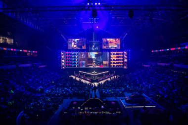 Moskova, Rusya - 14 Eylül 2019: esports Counter-Strike: Global Offensive etkinliği. Ana sahne mekan, büyük ekran ve ışıklar turnuva başlamadan önce.