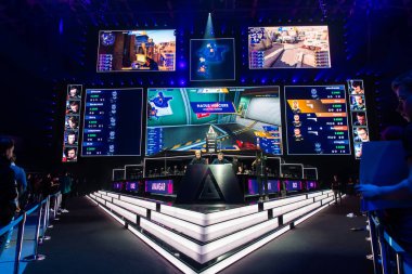 Moskova, Rusya - 14 Eylül 2019: esports Counter-Strike: Global Offensive etkinliği. Ana sahne mekan, büyük ekran ve ışıklar turnuva başlamadan önce.