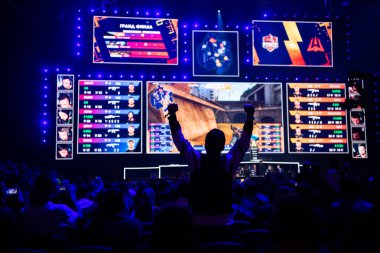 Moskova, Rusya - 14 Eylül 2019: esports Counter-Strike: Global Offensive etkinliği. Taraftarlar turnuva arenada elleri havada bir tribünde.