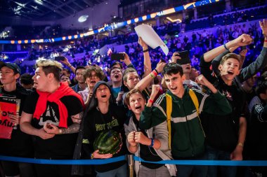 Moskova, Rusya - 14 Eylül 2019: Counter Strike maçının espor etkinliği. Turnuvaarenada bir tribünde elleri havada bir sürü taraftar var. En sevdikleri takım için tezahürat.