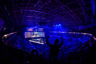 Moskova, Rusya - 14 Eylül 2019: esports Counter-Strike: Global Offensive etkinliği. Taraftarlar turnuva arenada elleri havada bir tribünde.