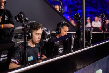 Moskova, Rusya - 14 Eylül 2019: Bir Counter-Strike oyununun espor etkinliği. Avangar Adren ve Timur buster Tulepov bir oyuncu kabini içinde bir takım oyuncular.