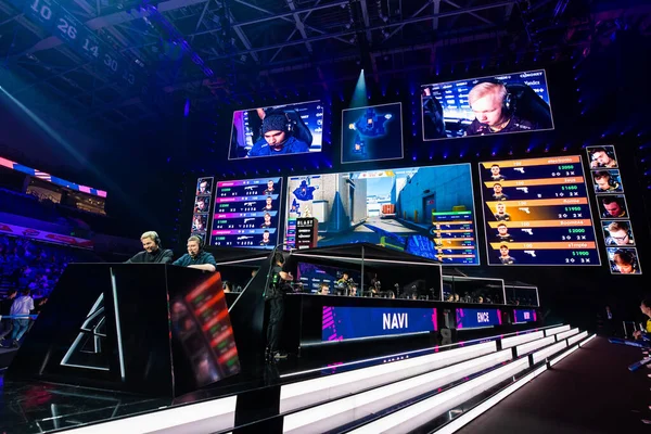 MOSCA, RUSSIA - 14 SETTEMBRE 2019: esports Counter-Strike: Global Offensive event. Commentatori o macchine per colata continua al loro posto e grande schermo con momenti di gioco dietro di loro . — Foto Stock