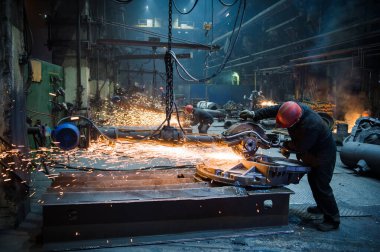 Eldivenler Öğütücü 'yü tutar ve İnsan Yüzünün Metalini Testereyle Keser Kıvılcımları Göremezsin.