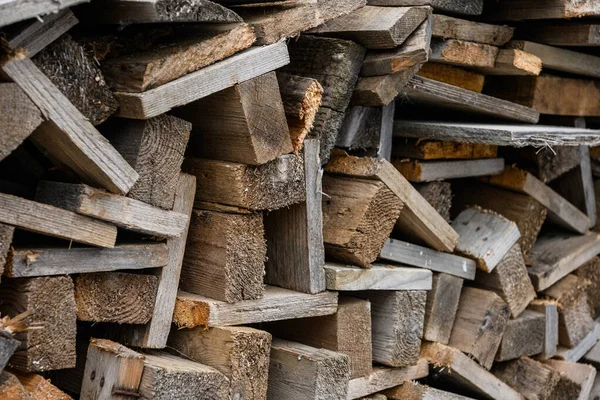 Houten planken gestapeld één voor één. Planken voor bouwwerkzaamheden. Zijaanzicht. — Stockfoto