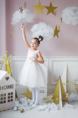 Prenses olma hayalleri gerçek oluyor. Sihirli süslemeleri olan sihirli sopalı peri kız..