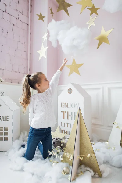 Gelukkig meisje spelen met speelgoed thuis met kerst tijd — Stockfoto