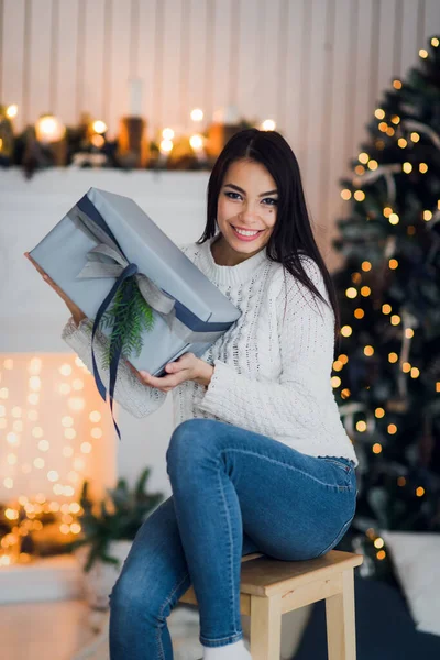 Fille heureuse dans l'excitation ouvrir boîte de Noël en essayant de deviner ce qui est à l'intérieur. Femme excitée. Cadeau de Noël — Photo