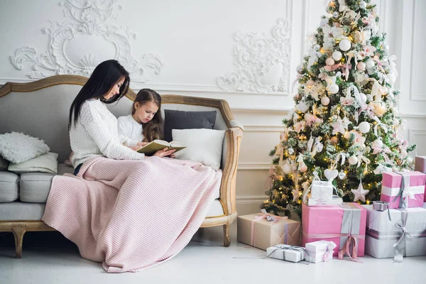 Madre cariñosa decidió leer a su hijo un libro interesante en Nochebuena — Foto de Stock