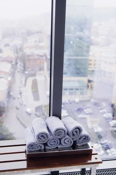 Montón de toallas enrolladas en el hotel en el gimnasio con vista a la ciudad —  Fotos de Stock