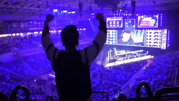 Grande evento di sport. Felice appassionato dedicato di videogiochi all'arena. Acclamazione con le mani alzate . — Video Stock