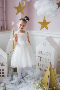 Prenses olma hayalleri gerçek oluyor. Sihirli süslemeleri olan sihirli sopalı peri kız..