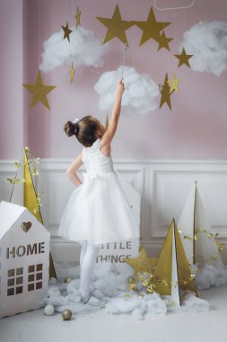 Prenses olma hayalleri gerçek oluyor. Sihirli süslemeleri olan sihirli sopalı peri kız..