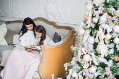 şefkatli anne çocuğunu Noel öncesi ilginç bir kitap okumak için karar verdi