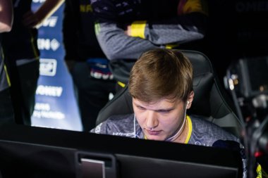 Moskova, Rusya - 14 Eylül 2019: Karşı-Grev: Küresel Saldırı. Oleksandr s1mple Kostylev - dünyanın en iyi csgo oyuncusu profesyonel maç sırasında yakın portre.