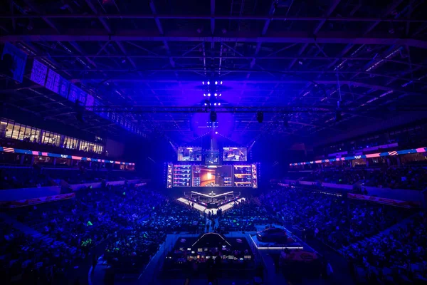 MOSCÚ, RUSIA - 14 DE SEPTIEMBRE DE 2019: esports Counter-Strike: Global Offensive event. Gran escenario iluminado principal de un torneo de juegos de ordenador situado en un gran estadio. Los tribunos están llenos de video —  Fotos de Stock