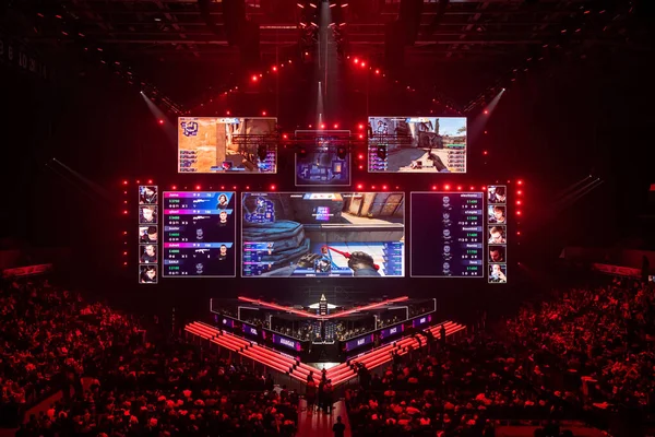 МОСКВА, РОССИЯ - 14-е сентября 2019 года: импорт Counter-Strike: Global Offensive event. Главная сцена, большой экран и свет перед началом турнира . — стоковое фото