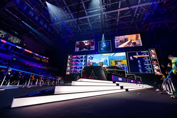 モスクワ,ロシア- 14 9月2019: esports Counter-Strike: Global Official event.メインステージ、大きなスクリーン、その場所のキャスター — ストック写真
