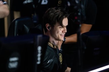 MOSCOW, RUSSIA - 14 Eylül 2019: Counter Strike oyununun ihracatı. NiP takımının oyuncuları sahnedeki kabinde. Fredrik REZ Sterner bilgisayarda.