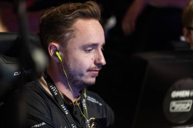 Moskova, Rusya - 14 Eylül 2019: esports Counter-Strike: Global Offensive etkinliği. Pijama efsanesi Christopher Get Right Alesund bir sahnede takım Ninjas ile Oyuncular standı. Bir kutlama