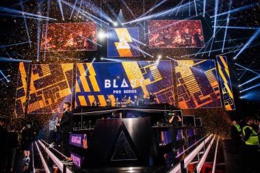 Moskova, Rusya - 14 Eylül 2019: esports Counter-Strike: Global Offensive etkinliği. Turnuva takımı Avangar'ın galibi bir kupa ödülü ile sahnede. Galibiyeti kutlamak.