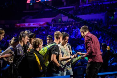 Moskova, Rusya - 14 Eylül 2019: Counter Strike maçının ihracatı. Ünlü oyuncu Jacob Pimp Winneche. Turnuva sahasında hayranları var. Resim yapmak ve imza dağıtmak.