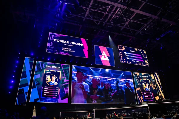 MOSCA, RUSSIA - 14 SETTEMBRE 2019: esports Counter-Strike: Global Offensive event. Luogo del palco principale, grande schermo e luci prima dell'inizio del torneo . — Foto Stock