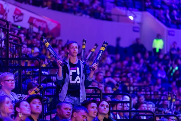 MOSCOU, RUSSIE - 14 SEPTEMBRE 2019 : Esports Contre-grève : Événement offensif mondial. Les fans de jeux vidéo applaudissent leur équipe pendant le match . — Photo