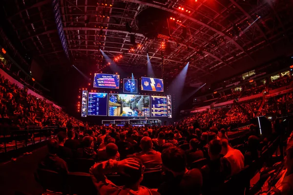 モスクワ,ロシア- 14 9月2019: esports Counter-Strike: Global Official event.大きなスタジアムに位置するコンピュータゲームのトーナメントの大きな照明メインステージ。裁判所はゲームでいっぱいです。 — ストック写真