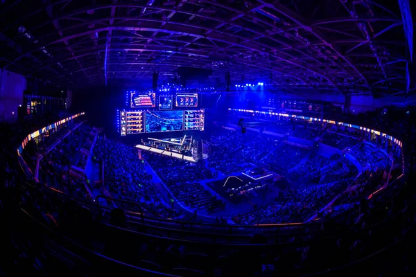 MOSCÚ, RUSIA - 14 DE SEPTIEMBRE DE 2019: esports Counter-Strike: Global Offensive event. Gran escenario iluminado principal de un torneo de juegos de ordenador situado en un gran estadio. Los tribunos están llenos de juegos —  Fotos de Stock