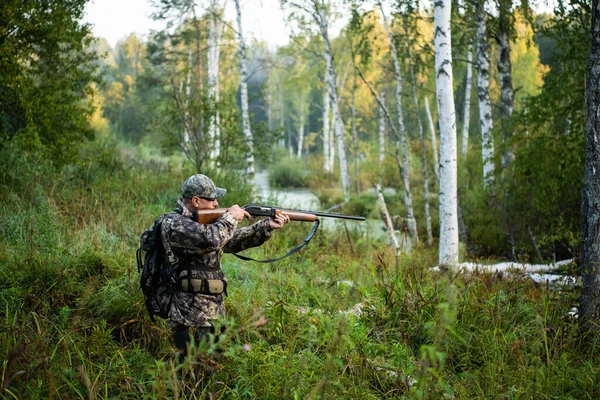 Hunter míří se zbraní na venkovní lov — Stock fotografie