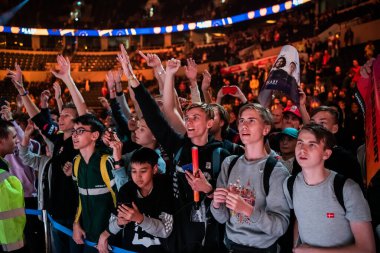 Moskova, Rusya - 14 Eylül 2019: Counter Strike maçının espor etkinliği. Turnuvaarenada bir tribünde elleri havada bir sürü taraftar var. En sevdikleri takım için tezahürat.