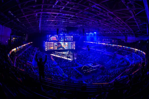 Moskva, Rusko - 14. září 2019: esports herní událost. Velké osvětlené hlavní jeviště a plátno a vějíř s rukama zvednutýma v aréně. — Stock fotografie