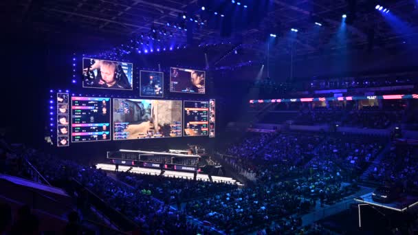 MOSCOW, RÚSSIA - 14 de setembro de 2019: esports Counter-Strike: Global Offensive event. Local do palco principal, cabines de jogadores, tela grande com momentos de jogo . — Vídeo de Stock