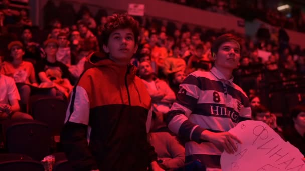 MOSCA, RUSSIA - 14 SETTEMBRE 2019: esports gaming event. I fan entusiasti dedicati all'arena si preoccupano della loro squadra preferita. Sono molto tristi per la perdita della loro squadra. . — Video Stock