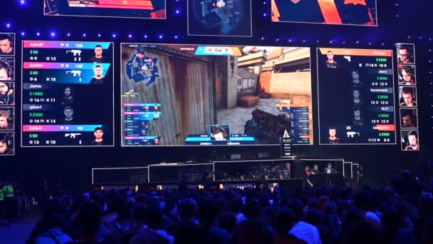 MOSCOW, RUSSIA - SEPTEMBER 2019: esports Counter-Strike: Global Offensive event (dalam bahasa Inggris). Gambaran yang distabilkan secara garis besar di arena, bilik pemain, layar lebar, dan tribun. — Stok Video