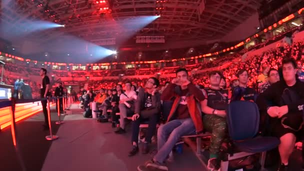 MOSCOW, Ryssland - 14:e SEPTEMBER 2019: esports Counter-Strike: Global Offensive event. Videospel fans visar sin kärlek och hejar på sitt favoritlag under matchen. — Stockvideo