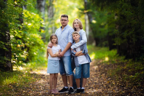 Familie groep buiten staan in Green Park In het najaar landschap — Stockfoto