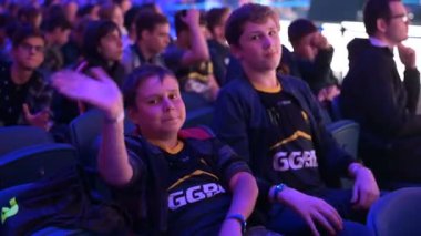 Moskova, Rusya - 14 Eylül 2019: esports Counter-Strike: Global Offensive etkinliği. Taraftarlar en sevdikleri takımlar için tezahürat ve destek bir tribün üzerinde.