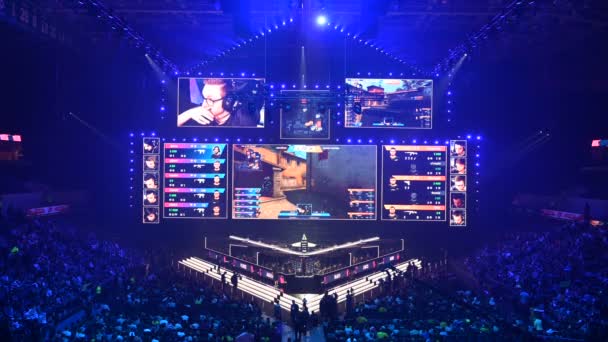 MOSCÚ, RUSIA - 14 DE SEPTIEMBRE DE 2019: evento de esports gaming. Una gran multitud en un estadio. Lugar de escenario principal, cabinas de jugadores, pantallas grandes con momentos de juego en ella. Gran multitud en un estadio . — Vídeos de Stock