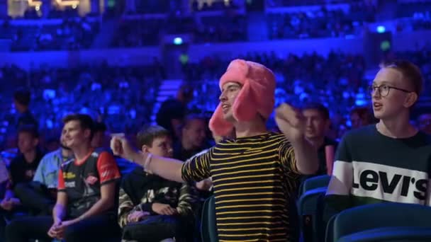 MOSCOU, RUSSIE - 14 SEPTEMBRE 2019 : Esports Contre-grève : Événement offensif mondial. Les fans de jeux vidéo montrant leur amour et encourager leur équipe préférée pendant le match. — Video