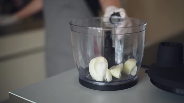 Tangan wanita menggunakan unit dapur menaruh bawang di dalam tutup. — Stok Video