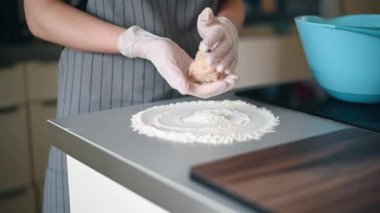 Kadın eli kıymalı biftek ya da et köftesi yapıyor. Una pirzola döküyorum.