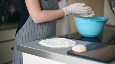 Unda çiğ et pirzolası hazırlıyorum. Elleri lateks pişirme eldivenlerinde..