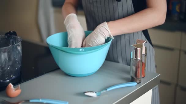 Mulher mexe carne picada em um prato azul. O processo de mistura manual é mostrado. Close-up — Vídeo de Stock