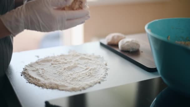 Beredning av råa köttkotletter i mjöl. Händer koka i latexhandskar matlagning. — Stockvideo