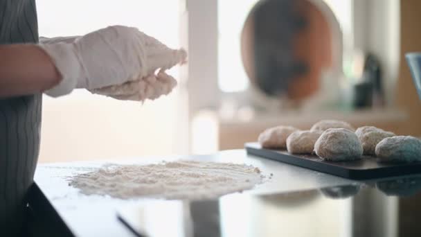 사람들은 손으로 소오스 스테이크 를 만들거나 오트밀 고기 덩어리를 만든다. 밀가루로 자른 조각을 퍼 내는 모습 — 비디오