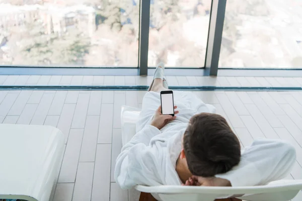 El hombre se está relajando después de un spa. El tipo después del masaje. Un hombre descansa en un masaje después de bañarse. Un hombre se acuesta en una tumbona en una piscina cubierta. El hombre duerme después del trabajo. . — Foto de Stock